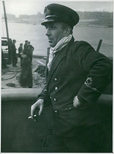 Реколта фотография на офицер от военноморските сили, издигащ се на перекур.1942
